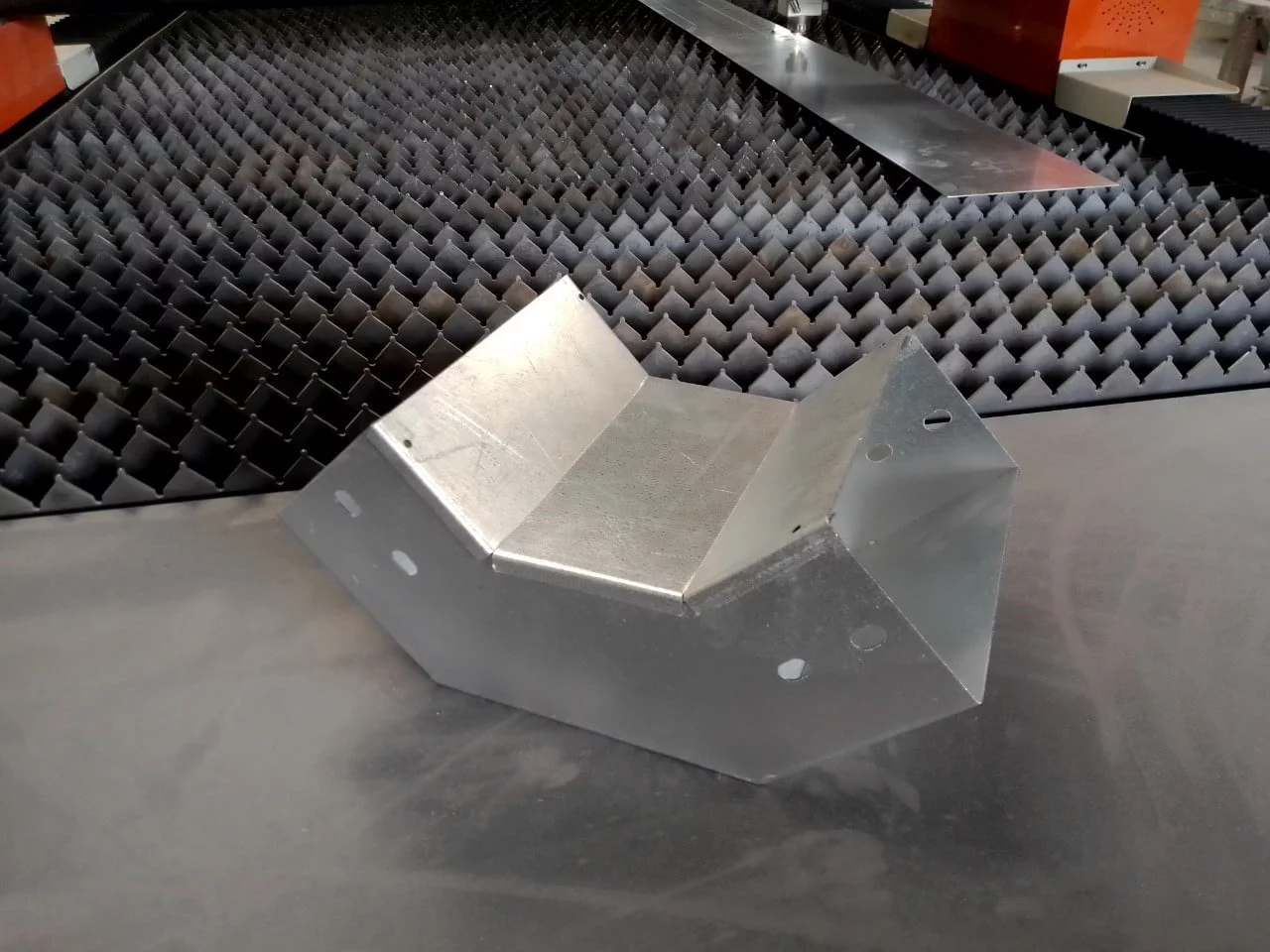 Picture of Co lên máng cáp 100x100x1.8mm, mạ kẽm nhúng nóng, kèm nắp