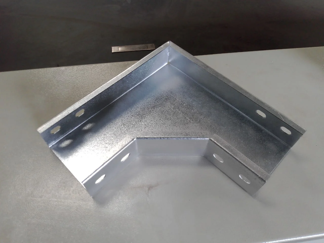 Picture of Co ngang máng cáp có nắp W100xH100x2.0 thép mạ kẽm nhúng nóng